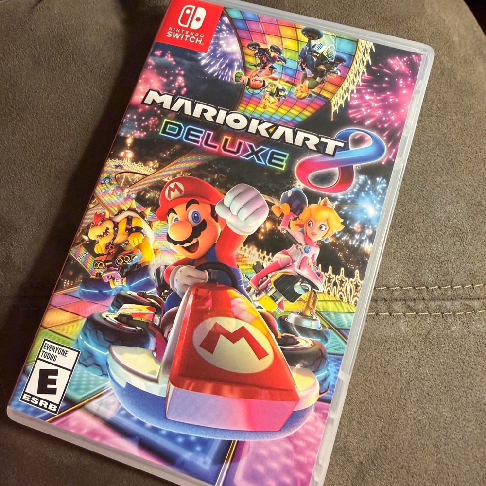 Nintendo Mario Kart 8 Deluxe - Vibrant Multicolor